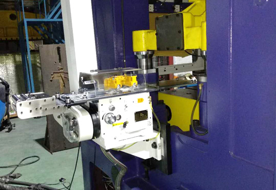 在應用沖床送料機時，需具備的安全設施有哪些?